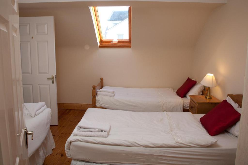 Ceol Na Mara Holiday Homes - Cois Tra & Cor Na Dtonn Инишкрон Номер фото
